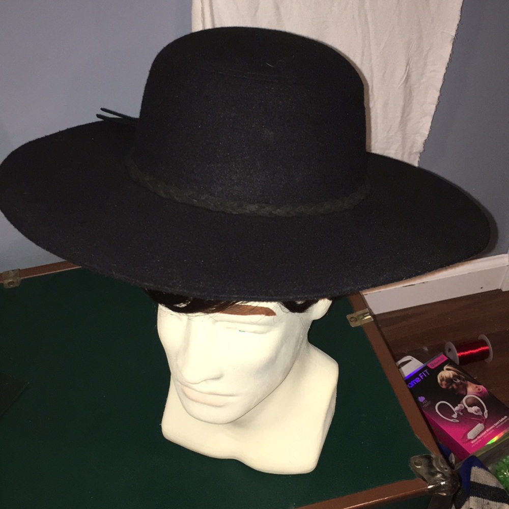 Floppy Black Hat